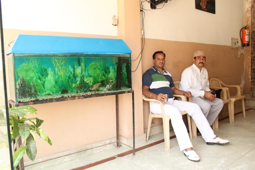 Krishnam Guest House Mathura Esterno foto