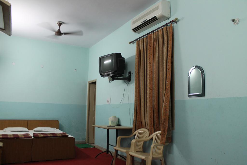 Krishnam Guest House Mathura Esterno foto